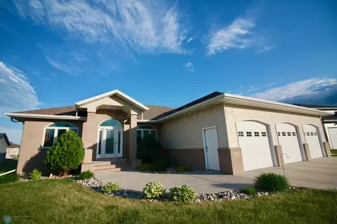 1423 Maple Ct, Wahpeton, ND 58075