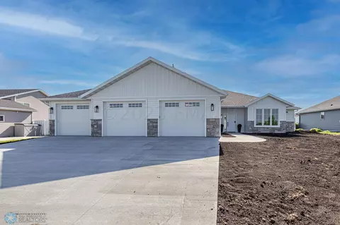 1986 Burlington Dr, West Fargo, ND 58078