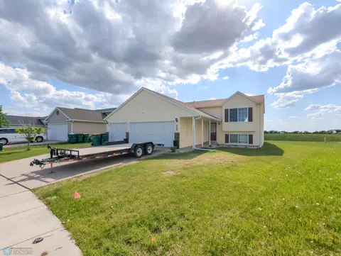 460 Maple Pointe Blvd, Mapleton, ND 58059