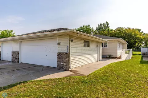 2522 Country Club Pkwy, Moorhead, MN 56560