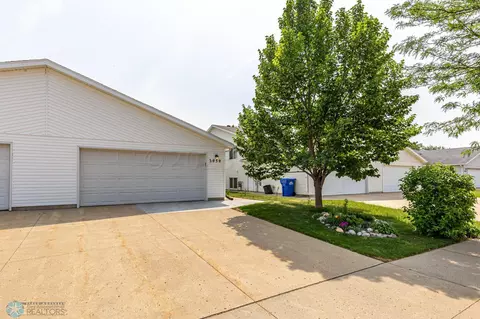 3050 32 St S, Fargo, ND 58103