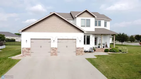 4648 Hunters Pt, Moorhead, MN 56560