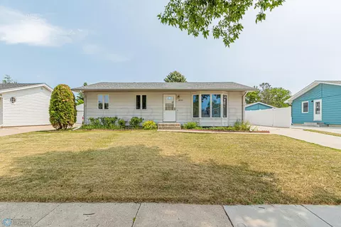 1414 21st St S, Fargo, ND 58103