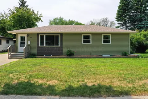 513 Maple Ln, Moorhead, MN 56560