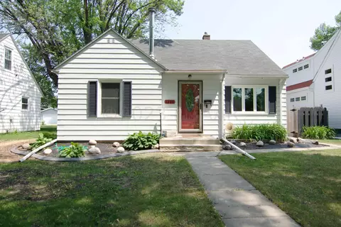1225 2nd St N, Fargo, ND 58102
