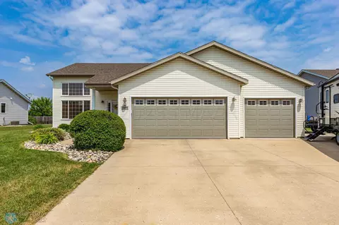 1691 Oakwood Dr, West Fargo, ND 58078