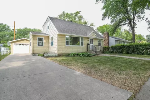 2114 7th St N, Fargo, ND 58102