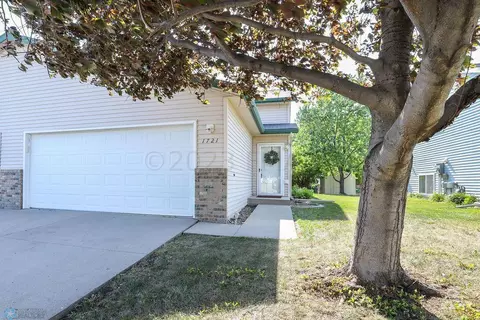 1721 49 St S, Fargo, ND 58103