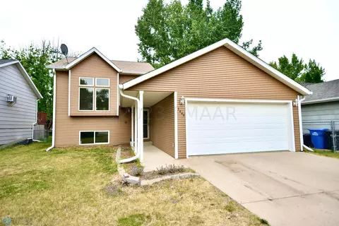 3449 18 St S, Fargo, ND 58104