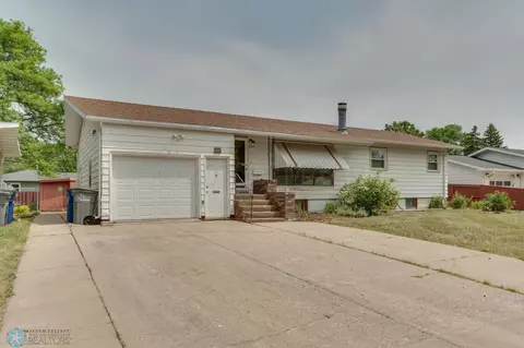 502 Maple Ln, Moorhead, MN 56560