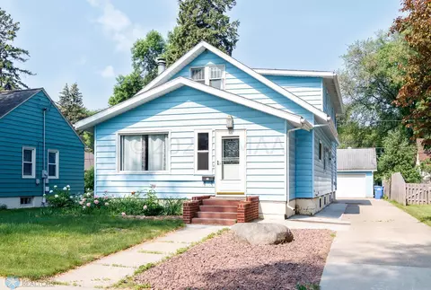 1513 7th St S, Fargo, ND 58103