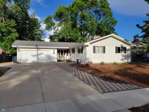 2509 Elm St N, Fargo, ND 58102