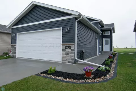3307 Maple Leaf Loop S, Fargo, ND 58104