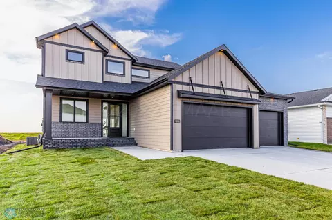 8891 Cottonwood Blvd, Horace, ND 58047