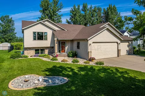 530 Westwynd Dr, West Fargo, ND 58078