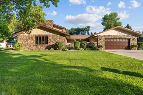 215 Crescent Dr, Breckenridge, MN 56520