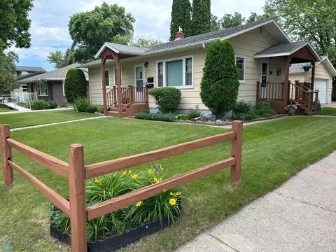 1322 19th St S, Moorhead, MN 56560