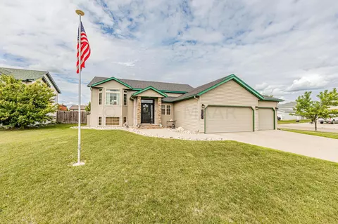 1047 Westwynd Dr, West Fargo, ND 58078