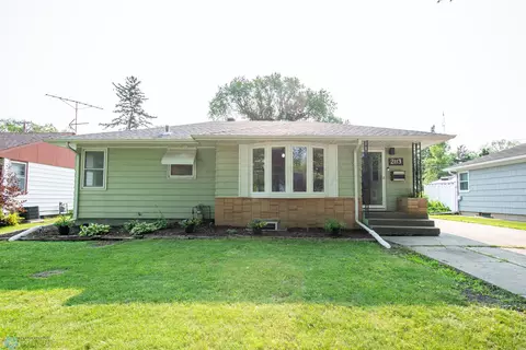 2113 7 St N, Fargo, ND 58102