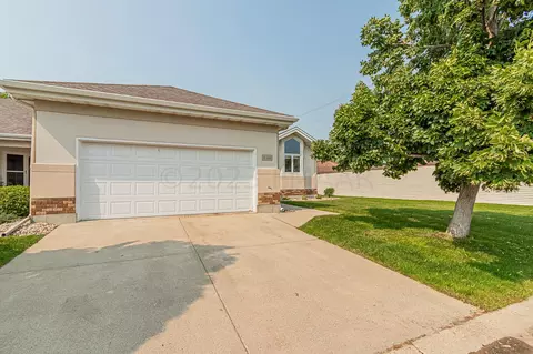 1146 Eagle Park Dr S, Fargo, ND 58104 photo 2