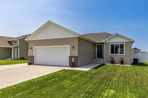 6147 66 St S, Fargo, ND 58104