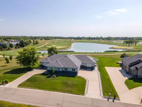524 Sunset Dr, Oxbow, ND 58047