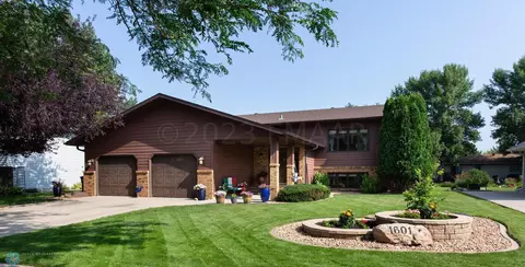 1601 40 Ave S, Fargo, ND 58104