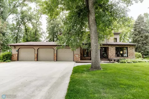 7125 Woodland Cir, Horace, ND 58047
