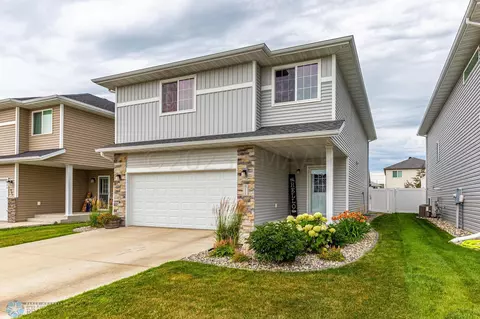 911 29 Ave W, West Fargo, ND 58078
