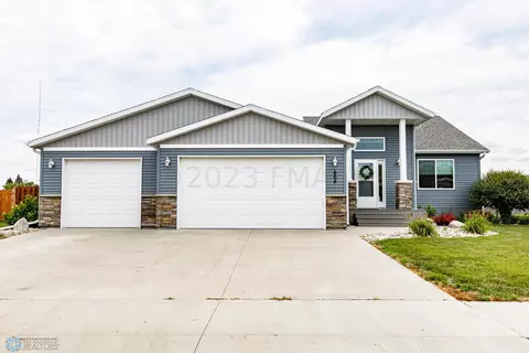 664 Hampton Dr E, Moorhead, MN 56560