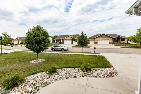 664 Hampton Dr E, Moorhead, MN 56560 photo 5