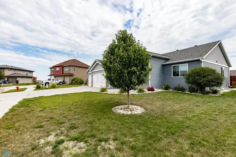 664 Hampton Dr E, Moorhead, MN 56560 photo 3