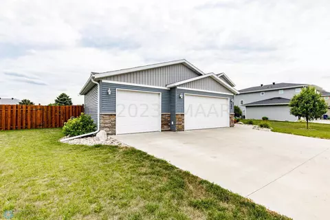 664 Hampton Dr E, Moorhead, MN 56560 photo 4