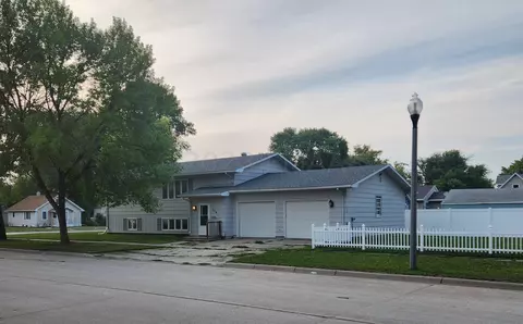 204 9th St NE, East Grand Forks, MN 56721