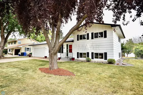 2432 Lilac Ln N, Fargo, ND 58102