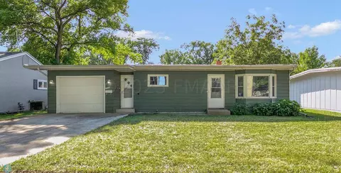 1009 17th St S, Fargo, ND 58103