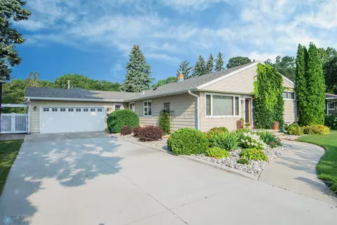 52 Woodland Dr N, Fargo, ND 58102