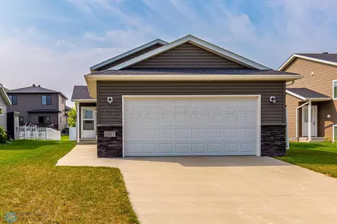 1013 Eaglewood Ave W, West Fargo, ND 58078