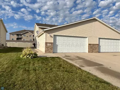 1588 34th Ave S, Moorhead, MN 56560