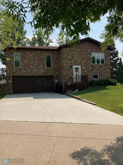 715 Elmwood Dr W, West Fargo, ND 58078
