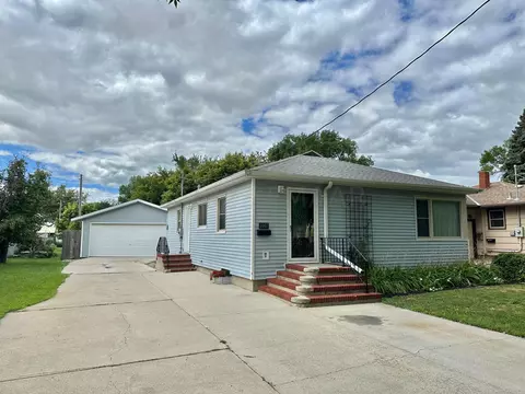 1007 10th St N, Moorhead, MN 56560