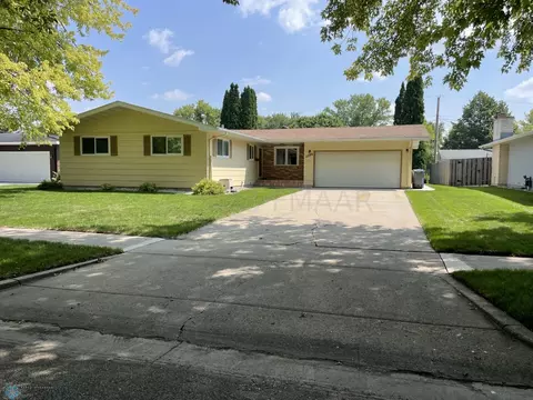 2206 19th St S, Moorhead, MN 56560