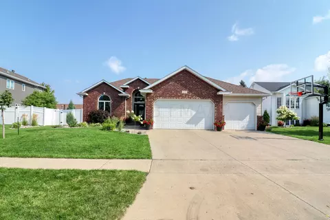 1876 Charleswood Estates Dr, West Fargo, ND 58078