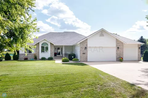 4709 Crystal Creek Dr, Moorhead, MN 56560