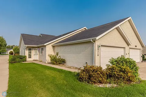 4710 10th Ave SW, Fargo, ND 58103