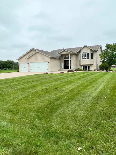 224 Chestnut Dr, Horace, ND 58047