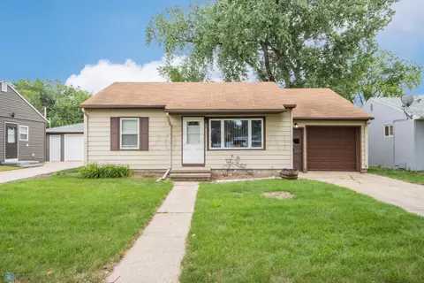 606 19th St N, Moorhead, MN 56560