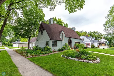 1604 8 St S, Fargo, ND 58103