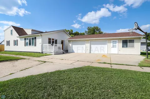 1420 8th Ave N, Moorhead, MN 56560
