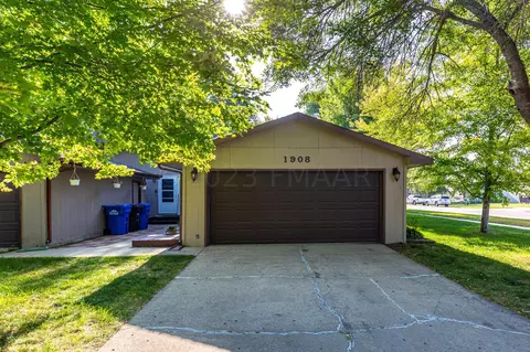 1908 Park Blvd S, Fargo, ND 58103